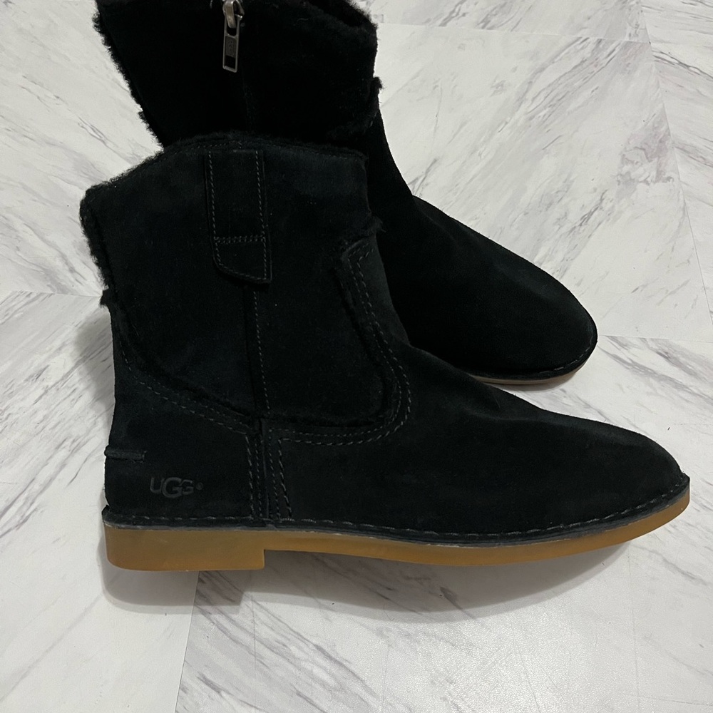 UGGS BOOTS